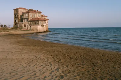 Yüzüncü Yıl Sahilindeki Küme Evler